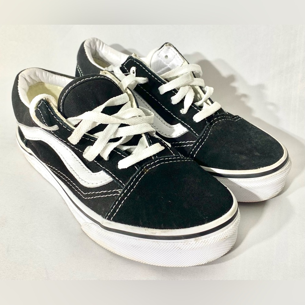Vans Black/White Shoes. Size 1Y (1 kids)